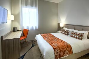 Ένα ή περισσότερα κρεβάτια σε δωμάτιο στο Au Comté d'Ornon Hôtel & Spa