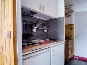 Кухня или мини-кухня в Studio Les Menuires, 1 pièce, 3 personnes - FR-1-344-175

