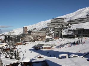 レ・メニュアールにあるStudio Les Menuires, 1 pièce, 4 personnes - FR-1-344-257の雪山を背景にしたスキー場
