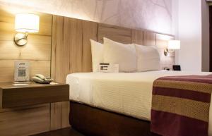 Cama ou camas em um quarto em Aku Hotels