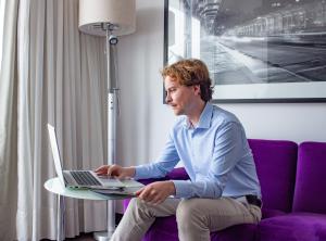 Hóspedes ficando em Aku Hotels