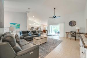 Istumisnurk majutusasutuses Marco Island Vacation Rental Heated Pool and Lanai!