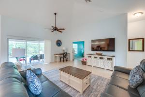 Televiisor ja/või meelelahutuskeskus majutusasutuses Marco Island Vacation Rental Heated Pool and Lanai!