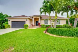 Aed väljaspool majutusasutust Marco Island Vacation Rental Heated Pool and Lanai!