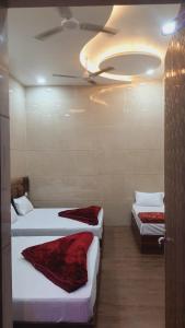 Cette chambre comprend 2 lits et un plafond. dans l'établissement Green leaf BnB, à Amritsar