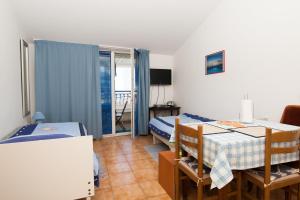 Habitación con 1 dormitorio con mesa y 1 cama en Studios Nina, en Split