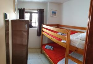 een slaapkamer met 2 stapelbedden en een raam bij Casa Tanja Casas del Sol in Playa Blanca