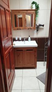 een badkamer met een wastafel en een spiegel bij Casa Tanja Casas del Sol in Playa Blanca