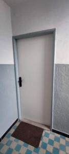 una porta bianca in una stanza con un tappeto di Nebřehovická, Strakonice. a Strakonice