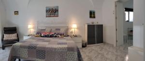 sypialnia z łóżkiem, krzesłem i 2 lampami w obiekcie CASA VASCO w mieście Jerez de los Caballeros