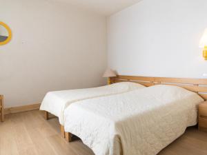 ティーニュにあるAppartement Tignes, 2 pièces, 5 personnes - FR-1-449-99のベッドルーム1室(ベッド2台、壁掛け鏡付)
