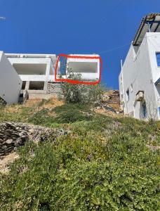 Ein LKW steht neben einem Gebäude. in der Unterkunft Aegean Breeze Kythnos Greek small apartment in Mérikhas