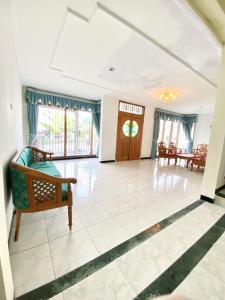 sala de estar con sofá y mesa en Villa Hijau Bandungan en Bandungan