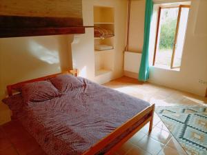 1 dormitorio con 1 cama en una habitación con ventana en Lovely farm house, en Pouligny-Notre-Dame