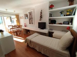 1 dormitorio con 1 cama y sala de estar en Tu Casita de Vacaciones en Cerler