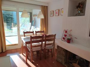 uma sala de jantar com uma mesa e cadeiras e uma lareira em Tu Casita de Vacaciones em Cerler