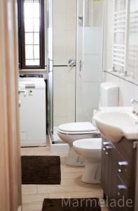 bagno con servizi igienici e lavandino di Marmelade a Zagarolo
