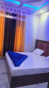 - une chambre dotée d'un lit avec des lumières bleues dans l'établissement Green leaf BnB, à Amritsar