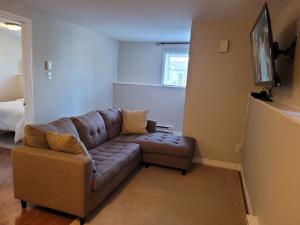 sala de estar con sofá y silla en Full 1-bedroom apartment en San Juan de Terranova