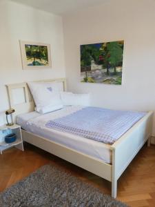 1 dormitorio con 1 cama en una habitación en B&B Rosenliebe en Niedereschach