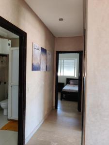 un corridoio con una camera con letto e specchio di Les Perles de Tamaris a Tamaris