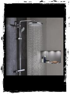 沙姆沙伊赫的住宿－Jasmine rasort，带淋浴和浴帘的浴室
