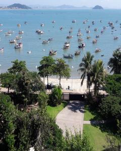 un montón de barcos en el agua en una playa en Hotel Maricá, en Penha