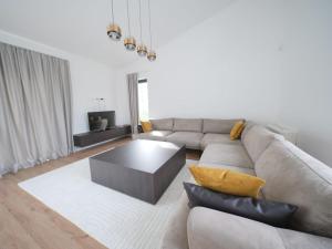 sala de estar con sofá y mesa de centro en Villa AURORA en Sarajevo