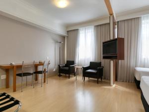 Uma TV ou centro de entretenimento em Mercure Belo Horizonte Savassi