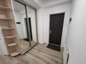 une pièce vide avec un miroir et une porte dans l'établissement Apartment Buiucani, à Chişinău