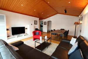 sala de estar con sofá y mesa en Haus Cristal, en Saas-Fee