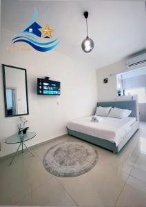 Un dormitorio con una cama y una mesa. en Estrela Mares Haifa, en Haifa