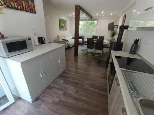 IgRiverside Guesthouse的带白色橱柜的厨房和客厅