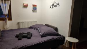 a bed with two stuffed animals on it at Ferienwohnung Bergfreunde inkl Chiemgaukarte in Bergen
