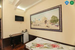 um quarto com uma fotografia pendurada na parede em Мы открылись! Hotel Guli em Bukhara