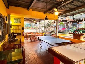 una habitación con mesas de ping pong en un restaurante en Panama House Bed & Breakfast en Panamá