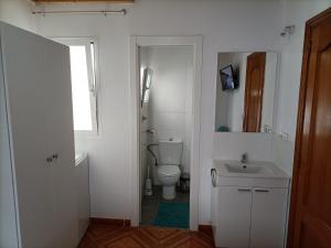Ένα μπάνιο στο Las Palmas Central Rooms +7 φωτογραφίες