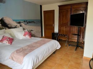 1 dormitorio con 1 cama y TV de pantalla plana en Ô Mélèze en Morsang-sur-Orge