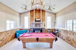 uma sala de estar com uma mesa de bilhar e um sofá em Eagle’s Landing Lodge em Custer