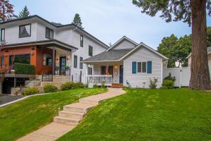 una casa blanca con un patio de césped en Pine Ave Delight en Coeur d'Alene