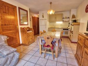 a kitchen with a table and chairs in a room at Appartement Flumet, 2 pièces, 6 personnes - FR-1-505-20 in Flumet