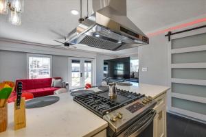 una cucina con fornello forno superiore accanto a un soggiorno di Splash Pad by Book That Condo a Panama City Beach