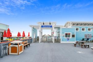 un grande ponte con panchine e un edificio blu di Splash Pad by Book That Condo a Panama City Beach