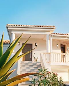 una villa con scala di fronte a una casa di Villa Dianthus Zakynthos a Sarakinádhon