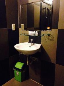 A bathroom at Ruby Bistro Hotel