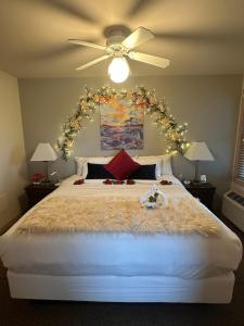 a bedroom with a large bed with a ceiling fan at Mill Creek Hotel in Lake Geneva