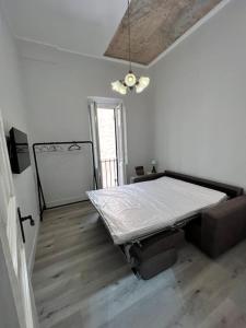 een kamer met een bed in het midden van een kamer bij Campo de’ Fiori Rooftop Apartment in Rome