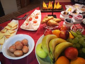 una mesa cubierta con platos de frutas y otros alimentos en Agriturismo Cascina Cipressa, en San Romano