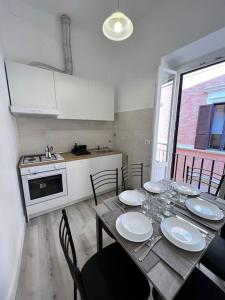 een keuken met een eettafel met stoelen, een tafel en een stoeltje bij Campo de’ Fiori Rooftop Apartment in Rome
