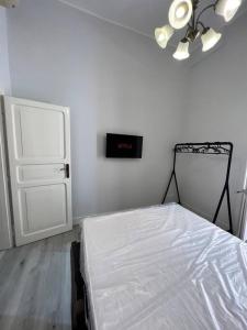 een slaapkamer met een bed en een klok aan de muur bij Campo de’ Fiori Rooftop Apartment in Rome